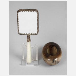 Taschenspiegel und Miniaturvase