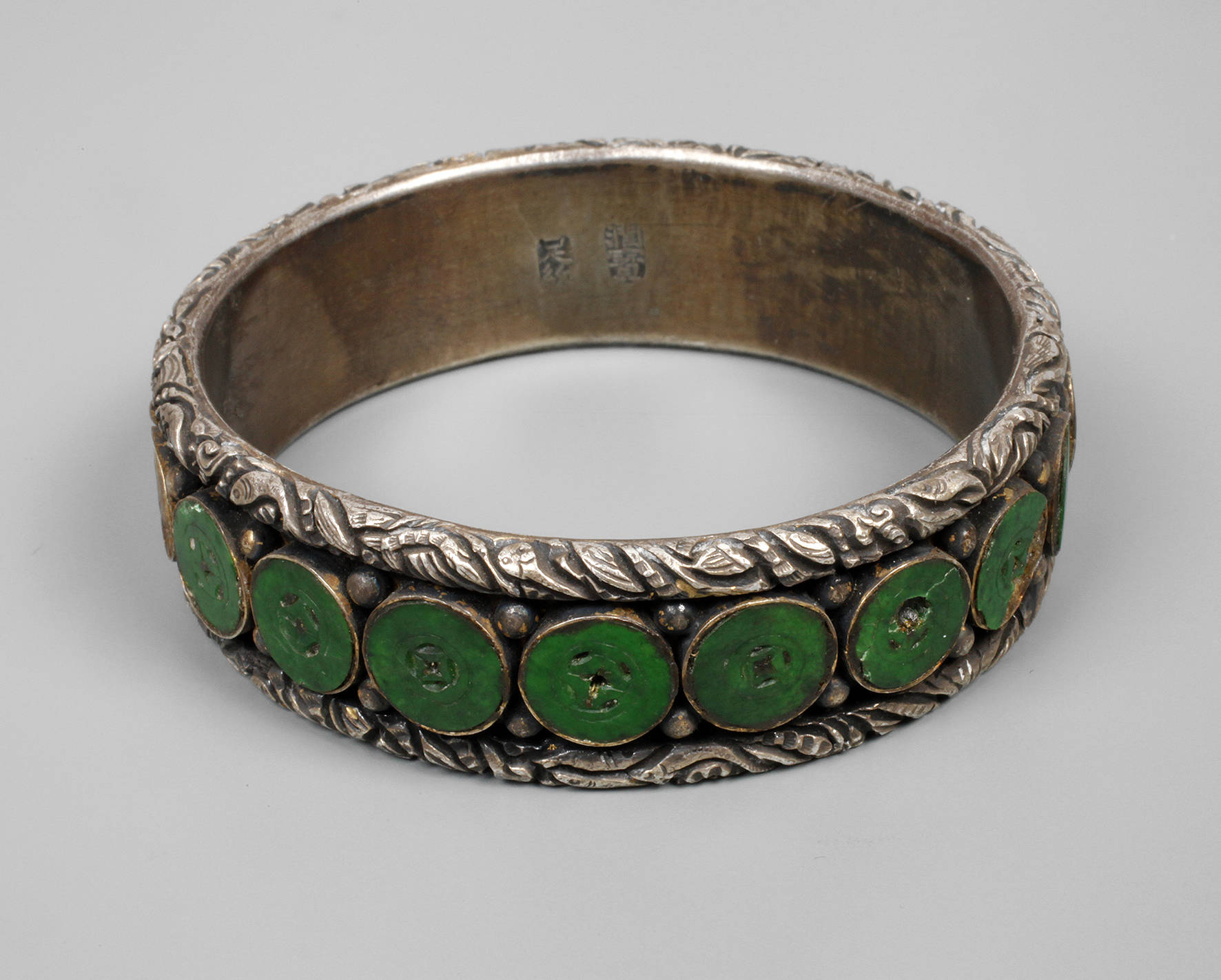 Armband mit Jadeeinlagen