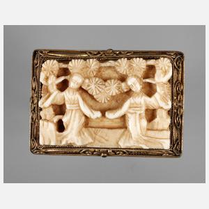 Brosche mit Beinschnitzereien