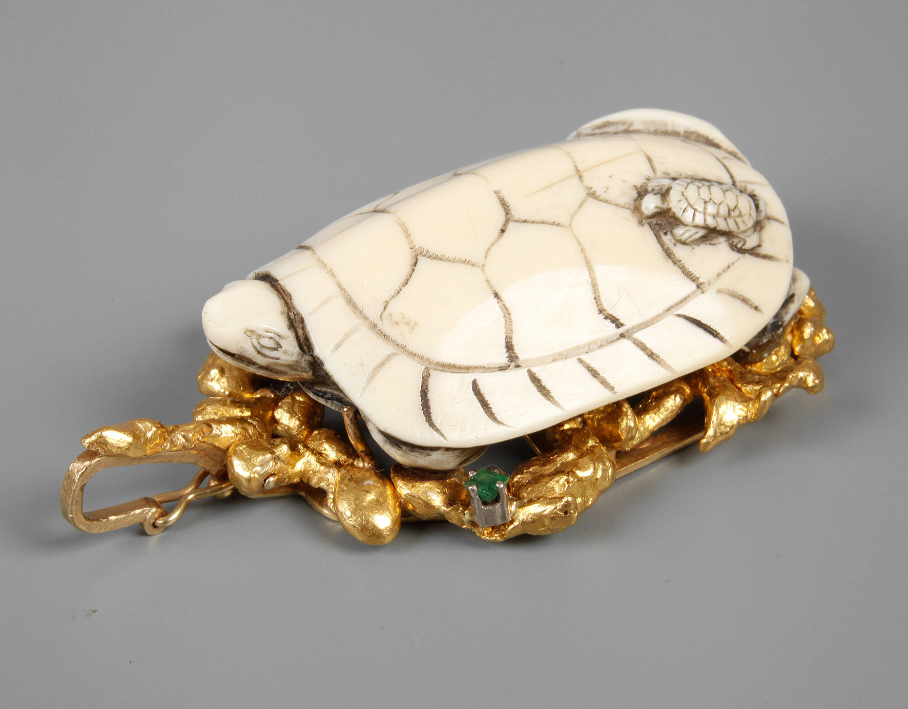 Großer Anhänger mit Elfenbein und Smaragden