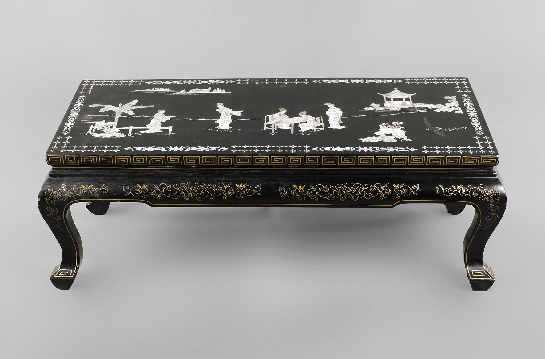 Tisch mit Permutteinlagen