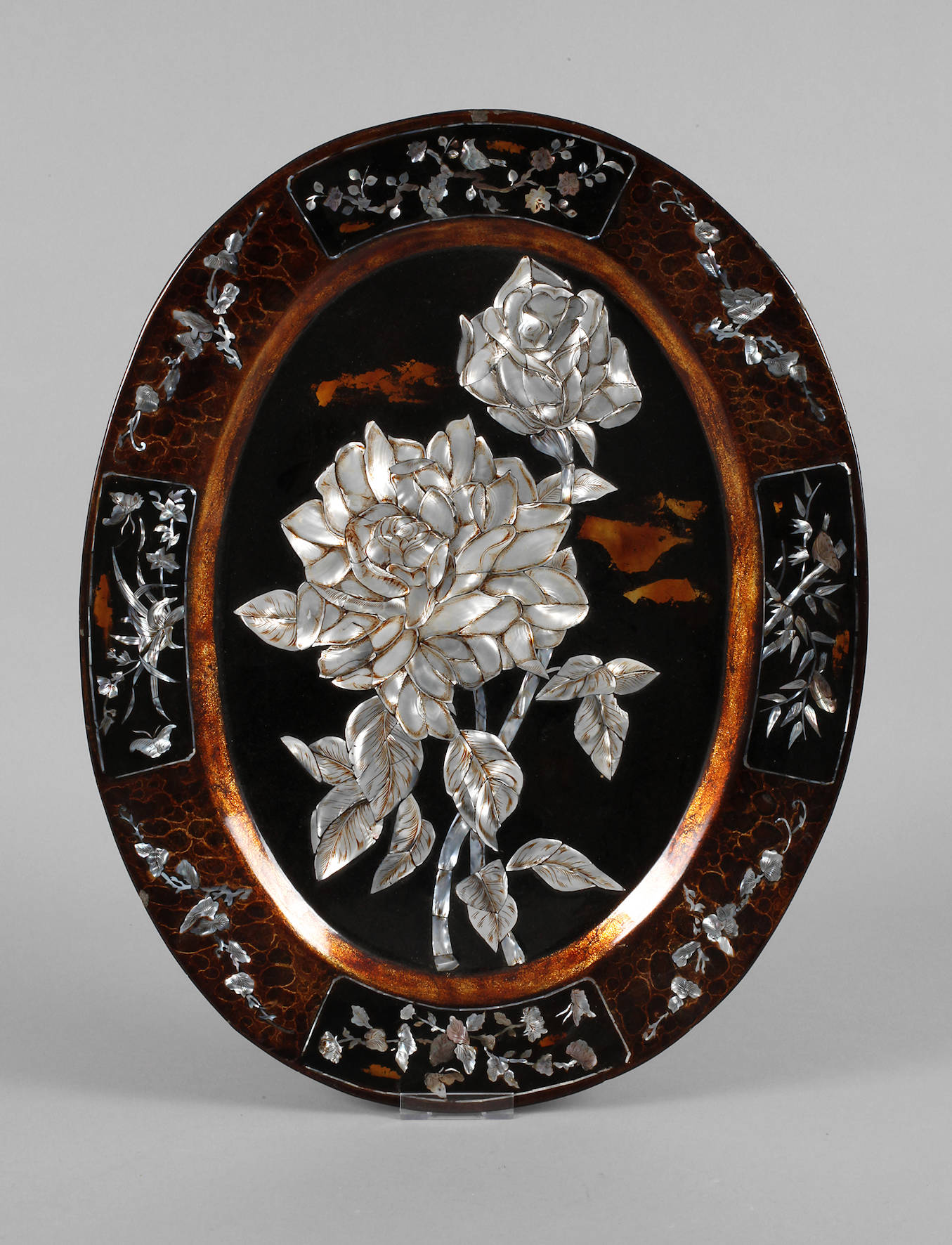 Zierplatte mit Perlmutteinlagen