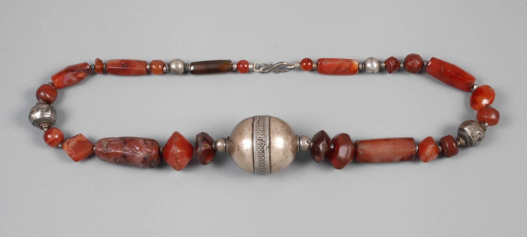 Karneolkette mit Silberzwischenteilen
