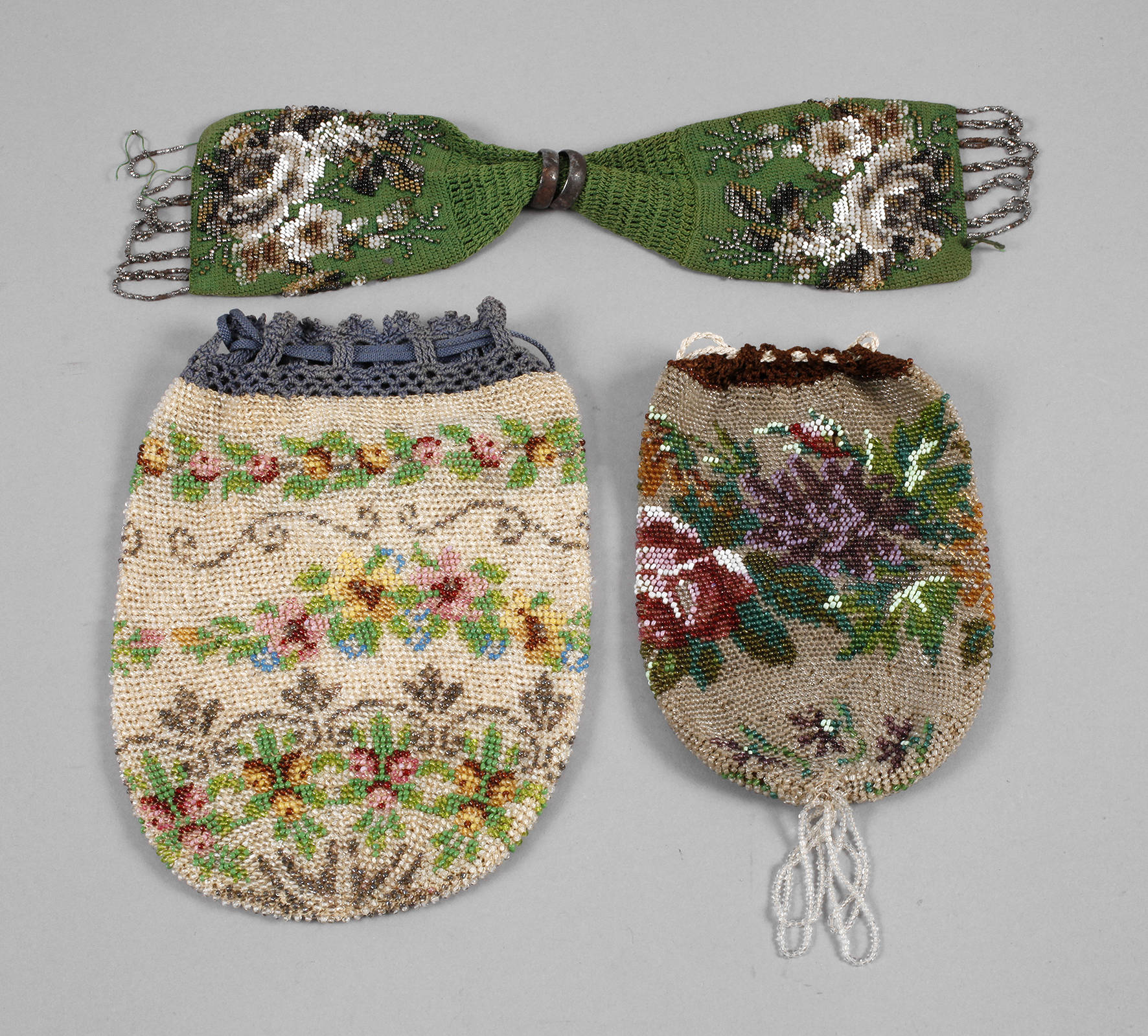 Drei Teile Perlstickerei