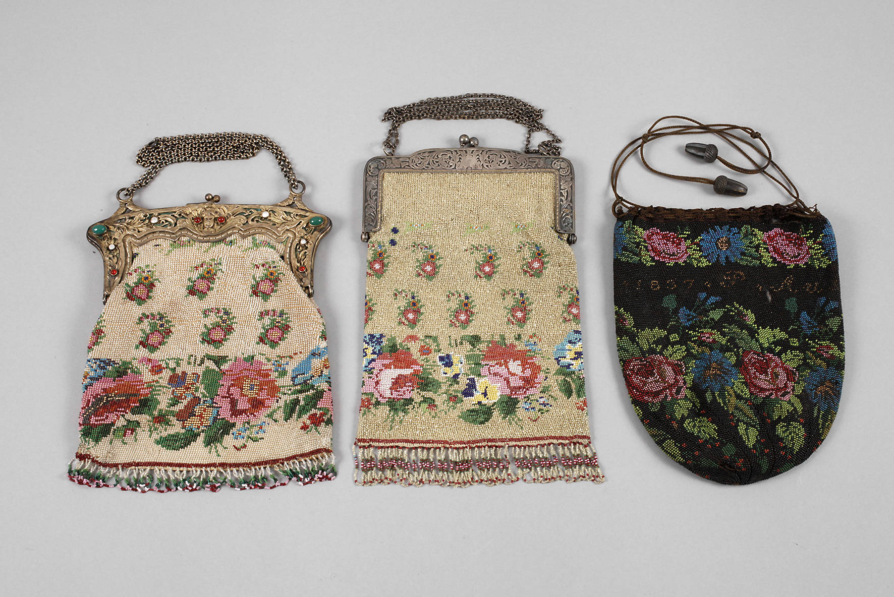 Drei Teile Perlstickerei