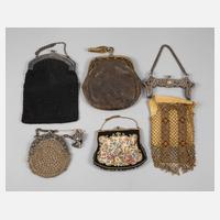 Fünf Damentaschen111