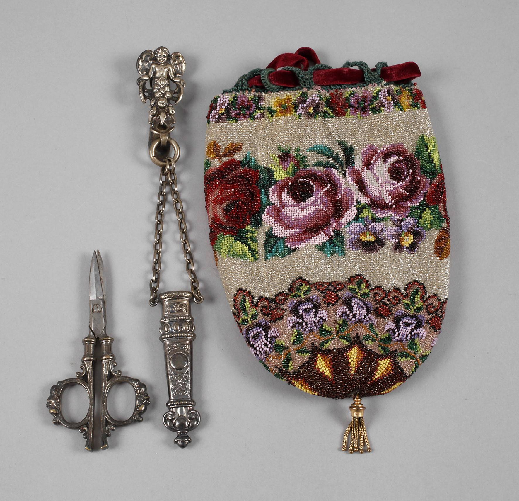 Perlbeutel und Nähutensilien