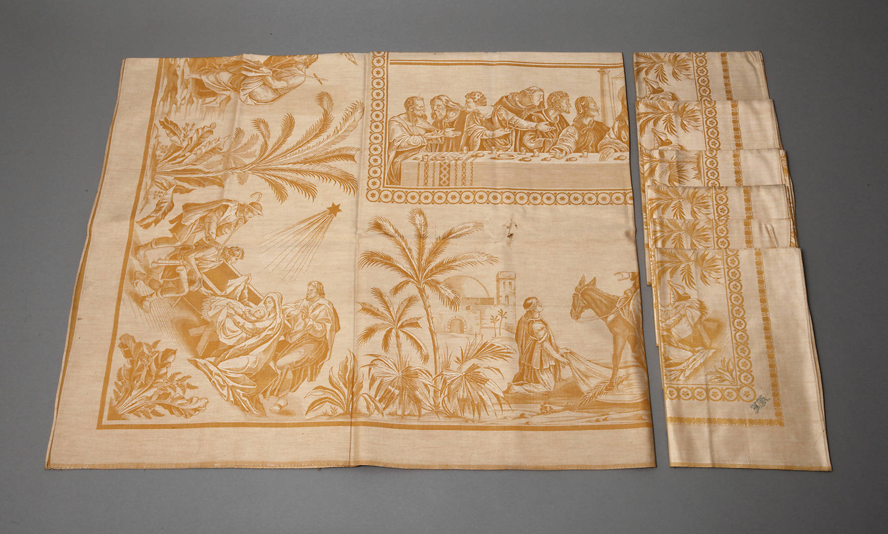 Gebilddamastdecke mit sechs Servietten