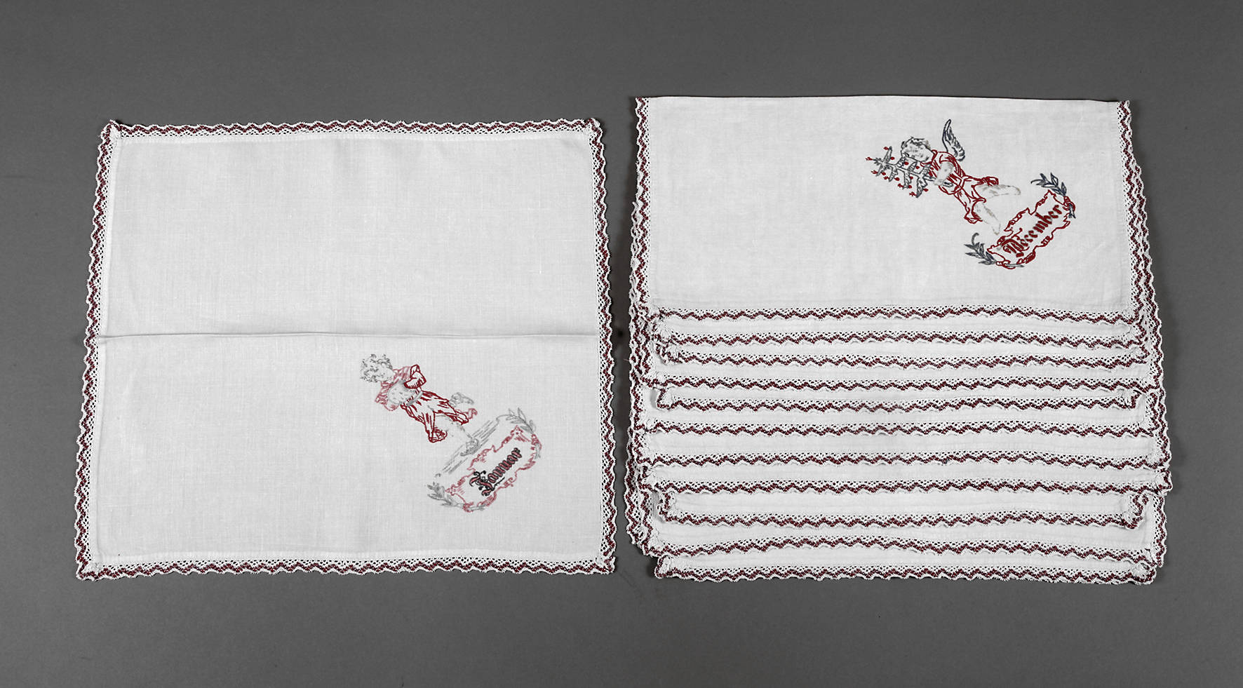 Zwölf bestickte Servietten