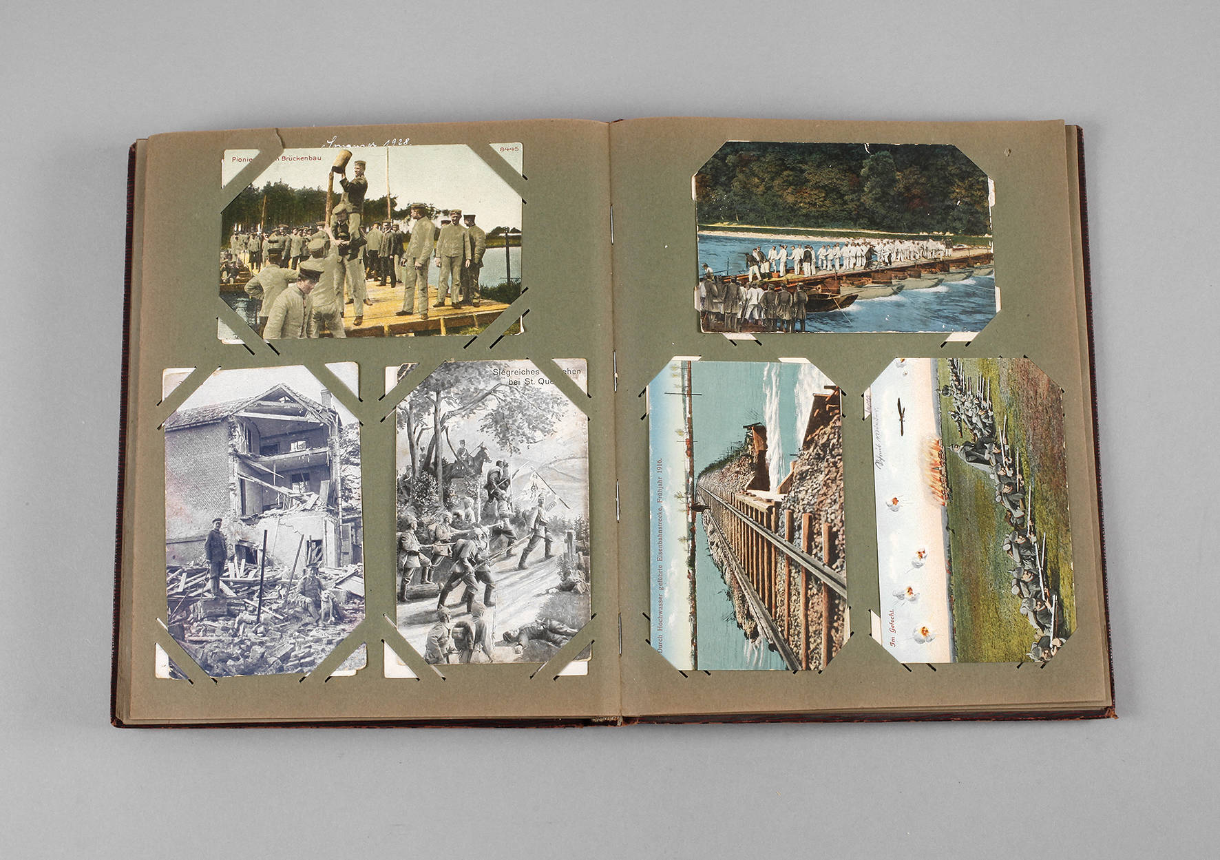 Militärisches Ansichtskartenalbum