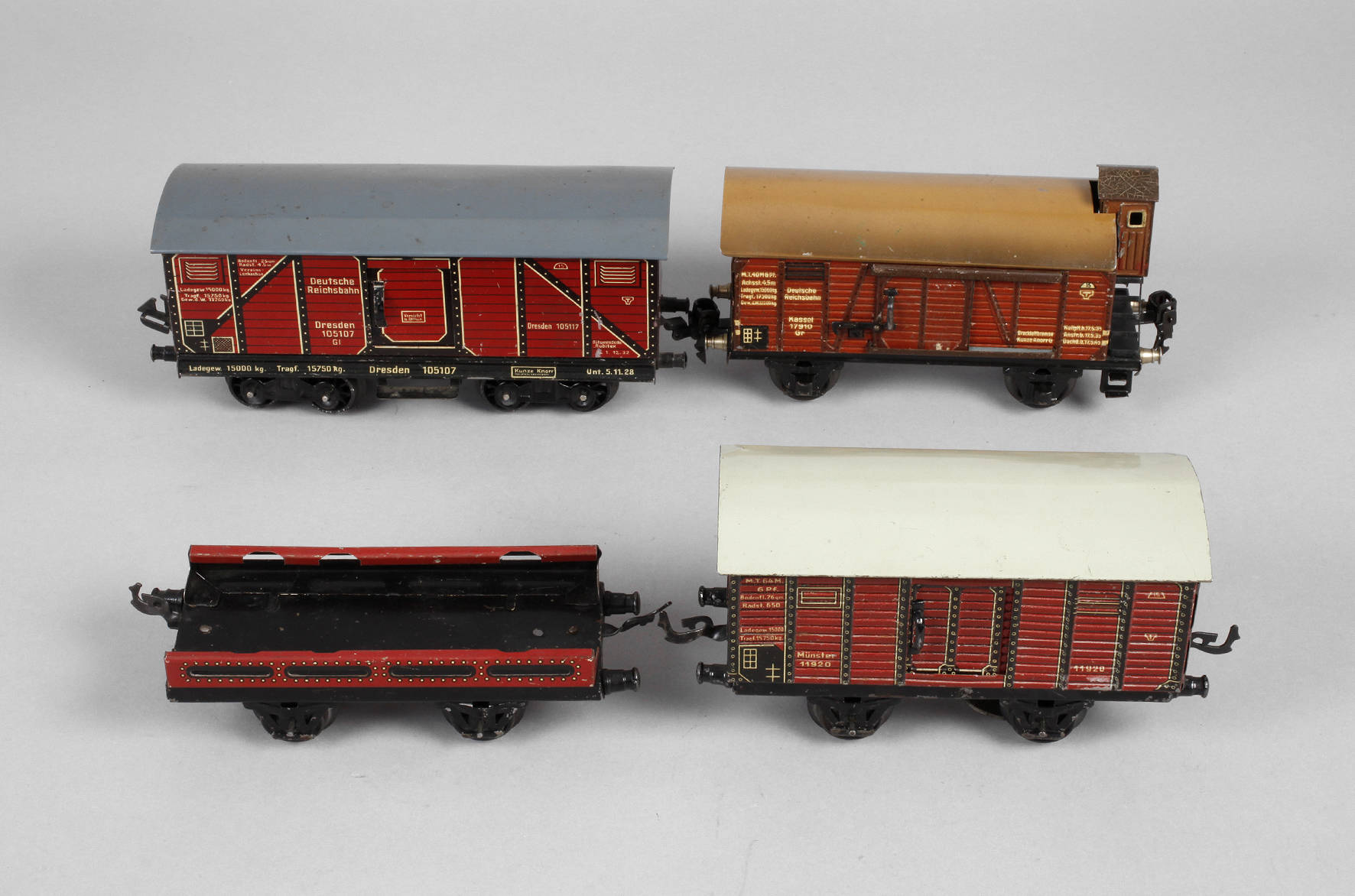 Vier Güterwagen Bing