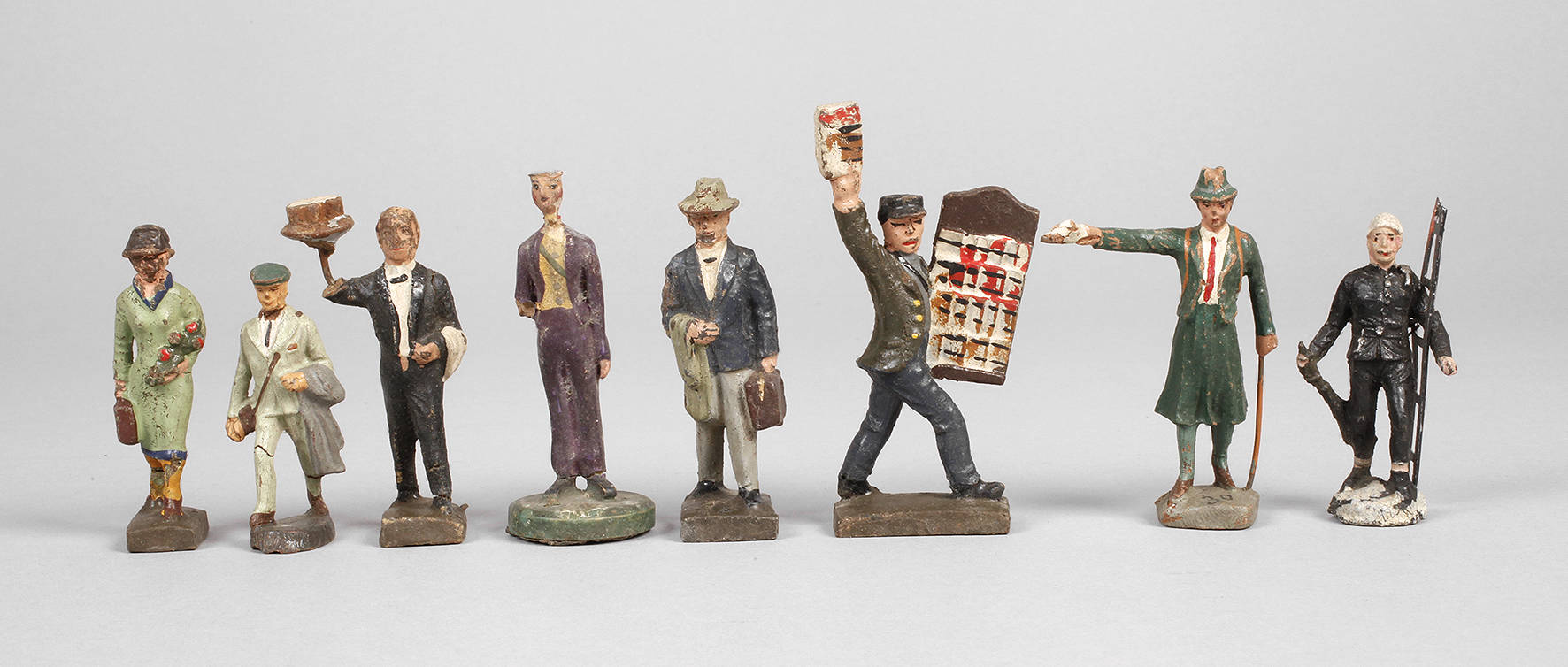 Acht Bahnhofsfiguren