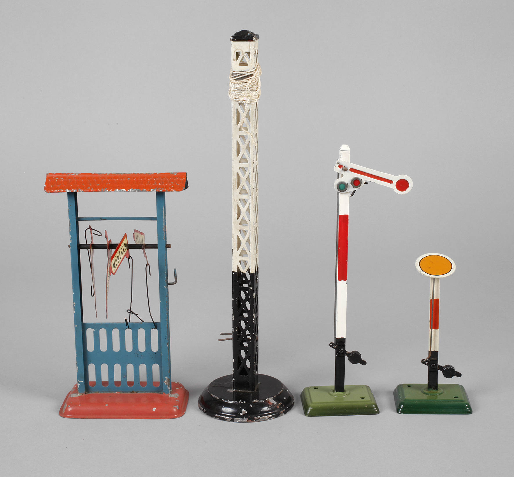 Vier Teile Eisenbahnzubehör