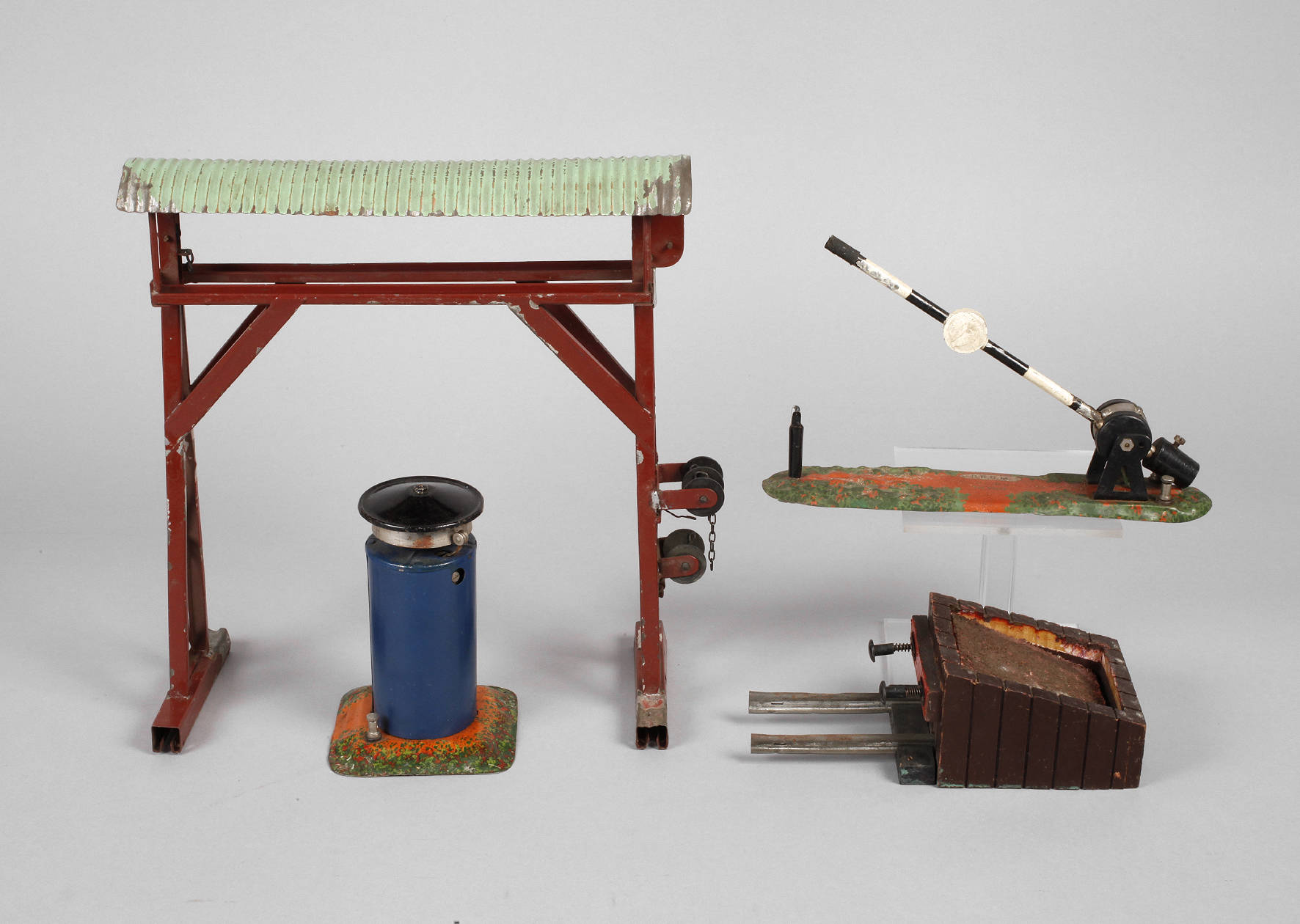 Vier Teile Eisenbahnzubehör