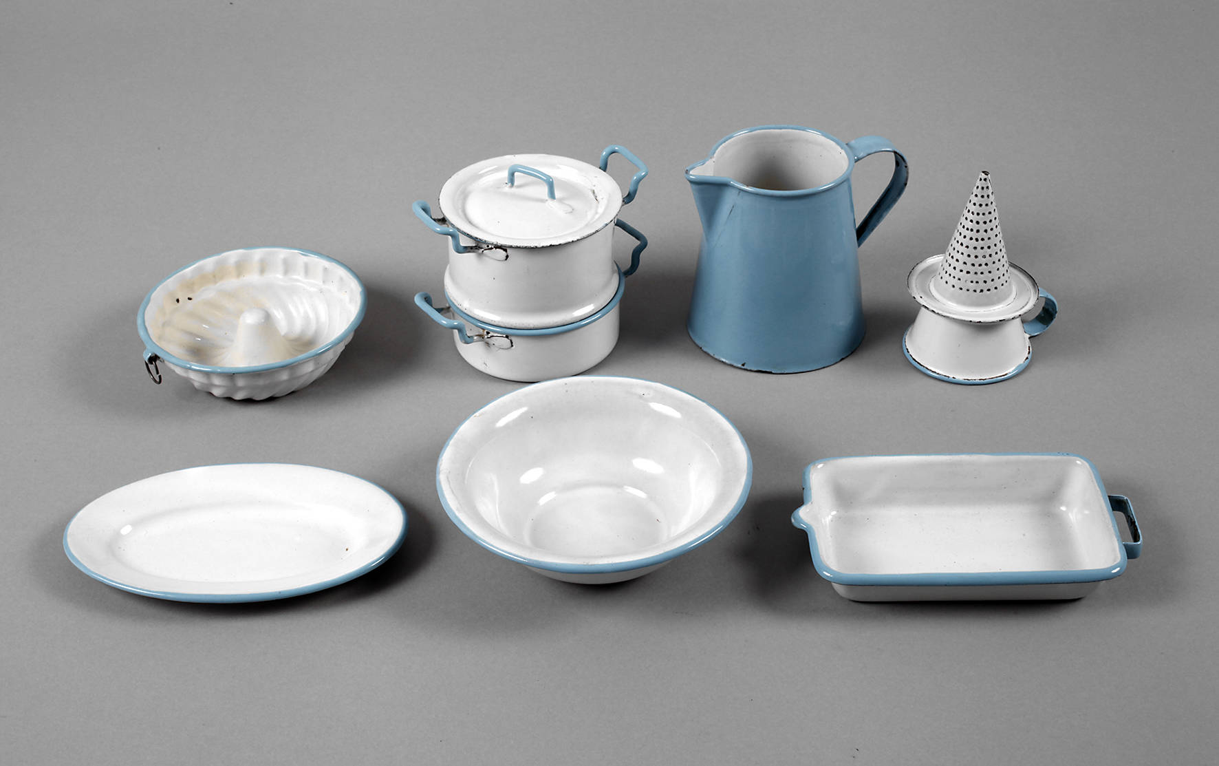 Acht Teile Emailgeschirr