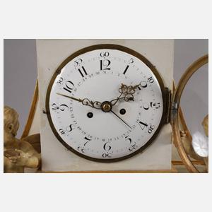 Große klassizistische Kaminuhr