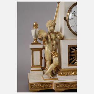 Große klassizistische Kaminuhr