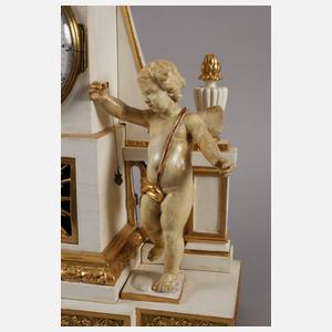 Große klassizistische Kaminuhr