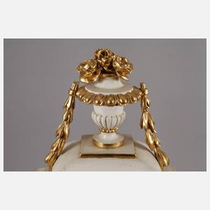 Große klassizistische Kaminuhr