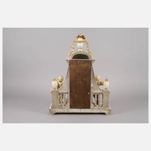 Große klassizistische Kaminuhr