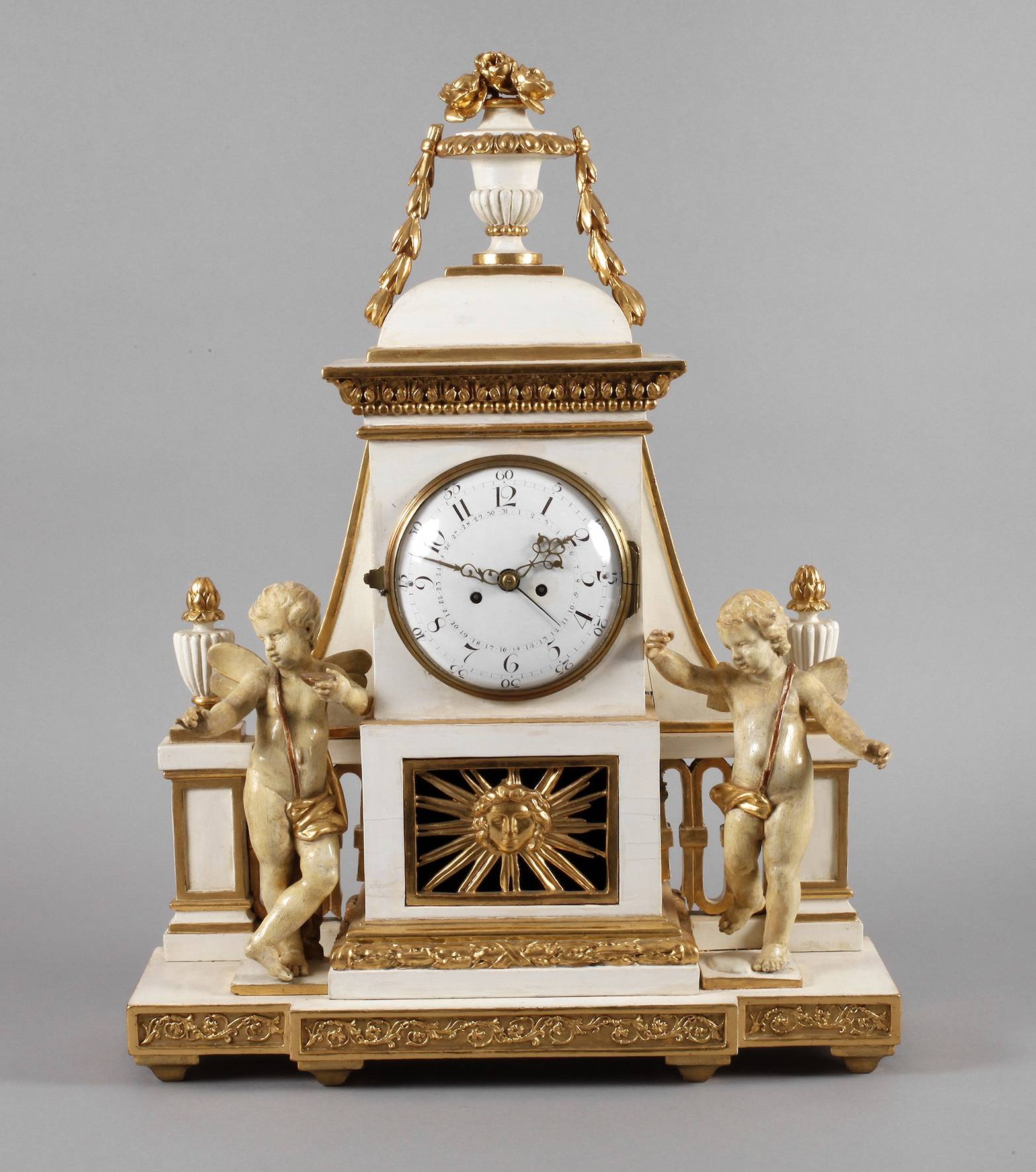 Große klassizistische Kaminuhr