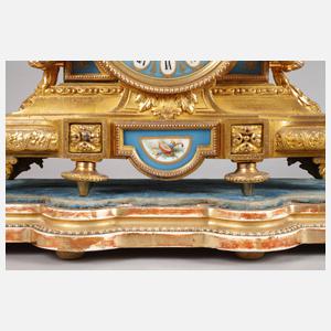 Kaminuhr mit Porzellaneinlagen