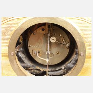 Kaminuhr mit Porzellaneinlagen