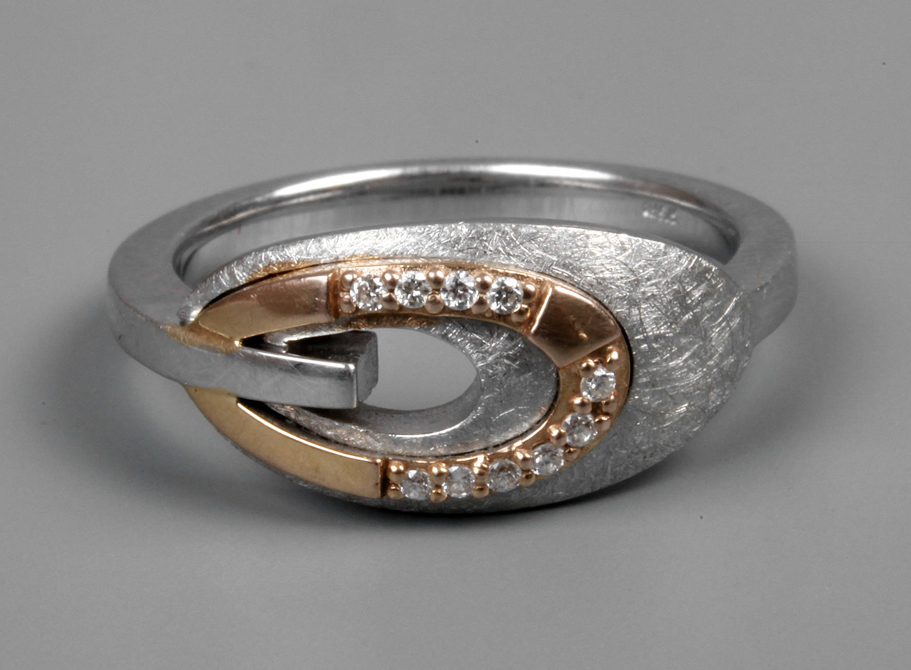 Damenring mit Diamantbesatz