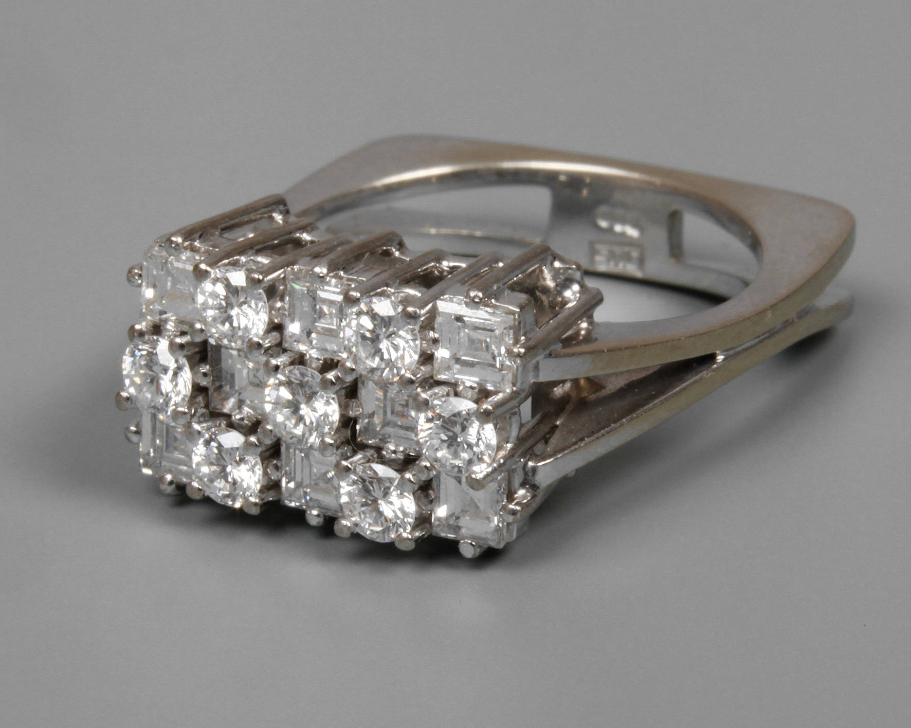 Damenring mit Diamanten