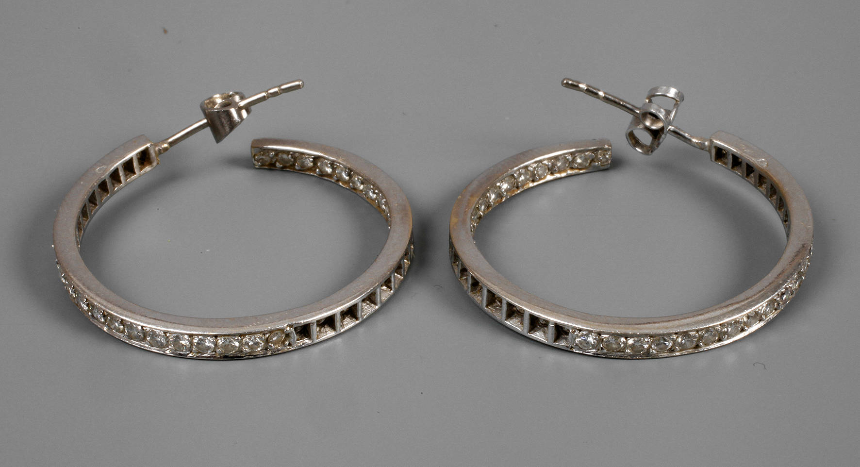 Paar brillantbesetzte Creolen