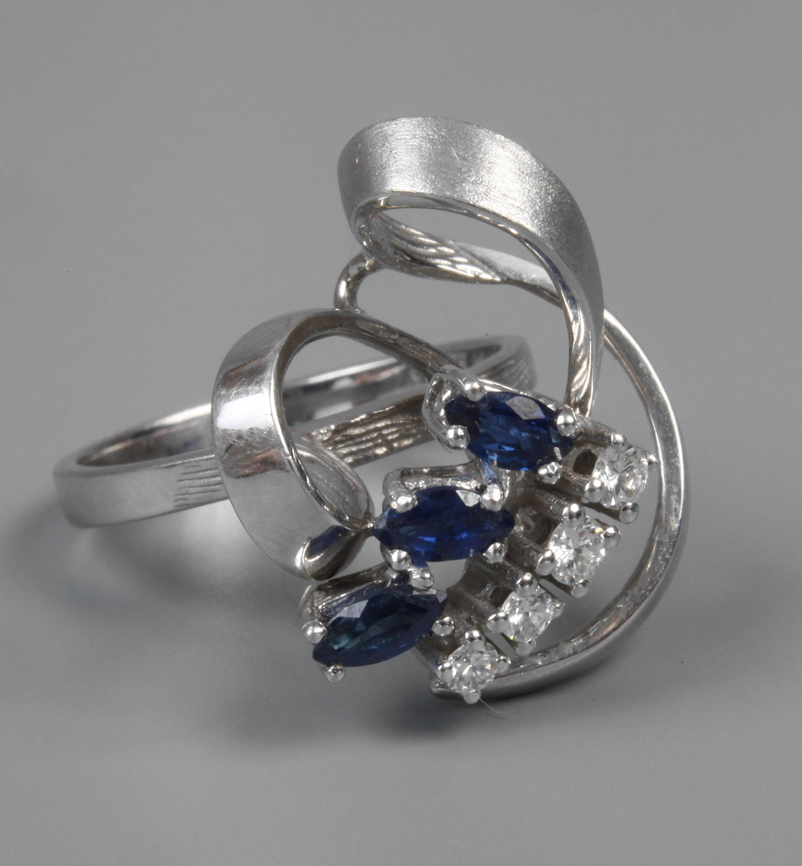 Damenring mit Saphiren und Brillanten