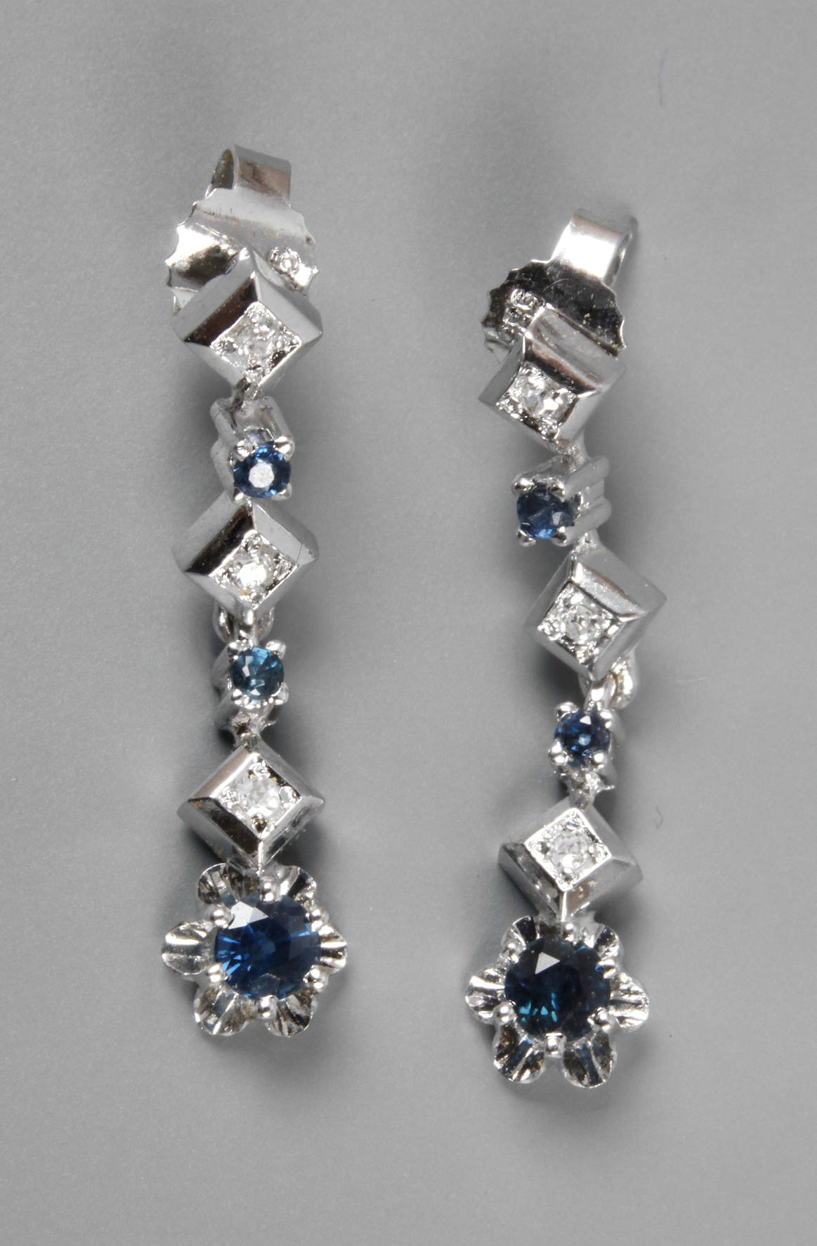 Paar Ohrringe mit Saphiren und Diamanten