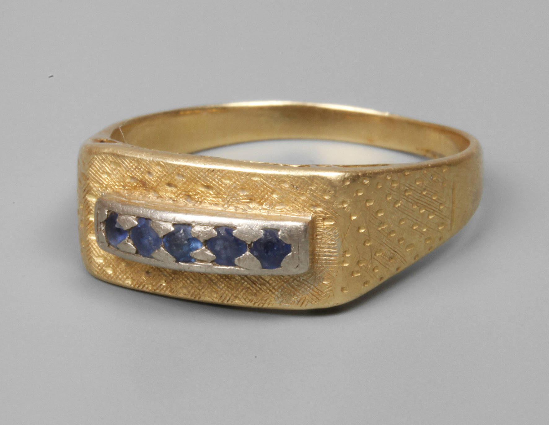 Herrenring mit Saphiren