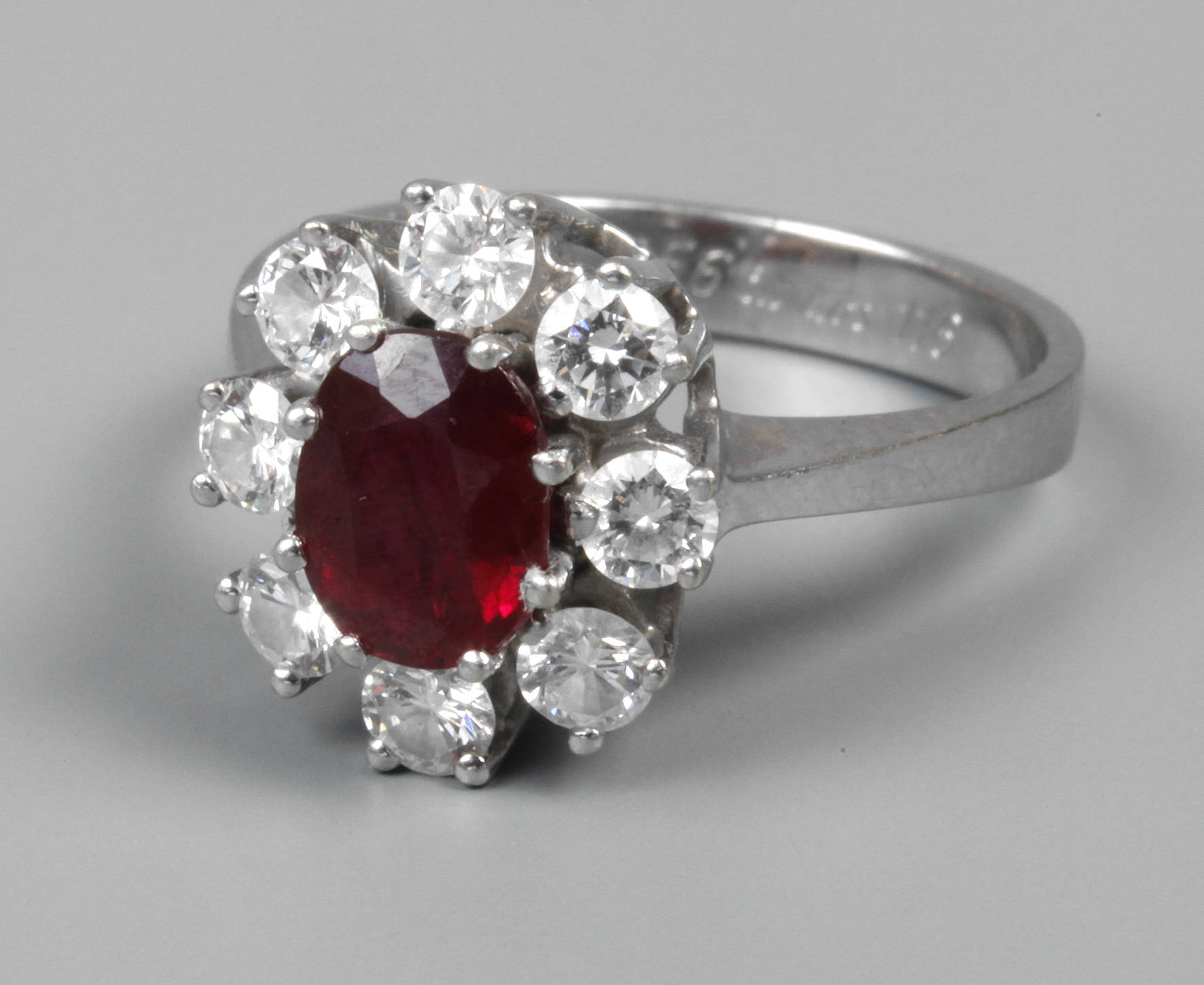 Feiner Damenring mit Rubin und Brillanten