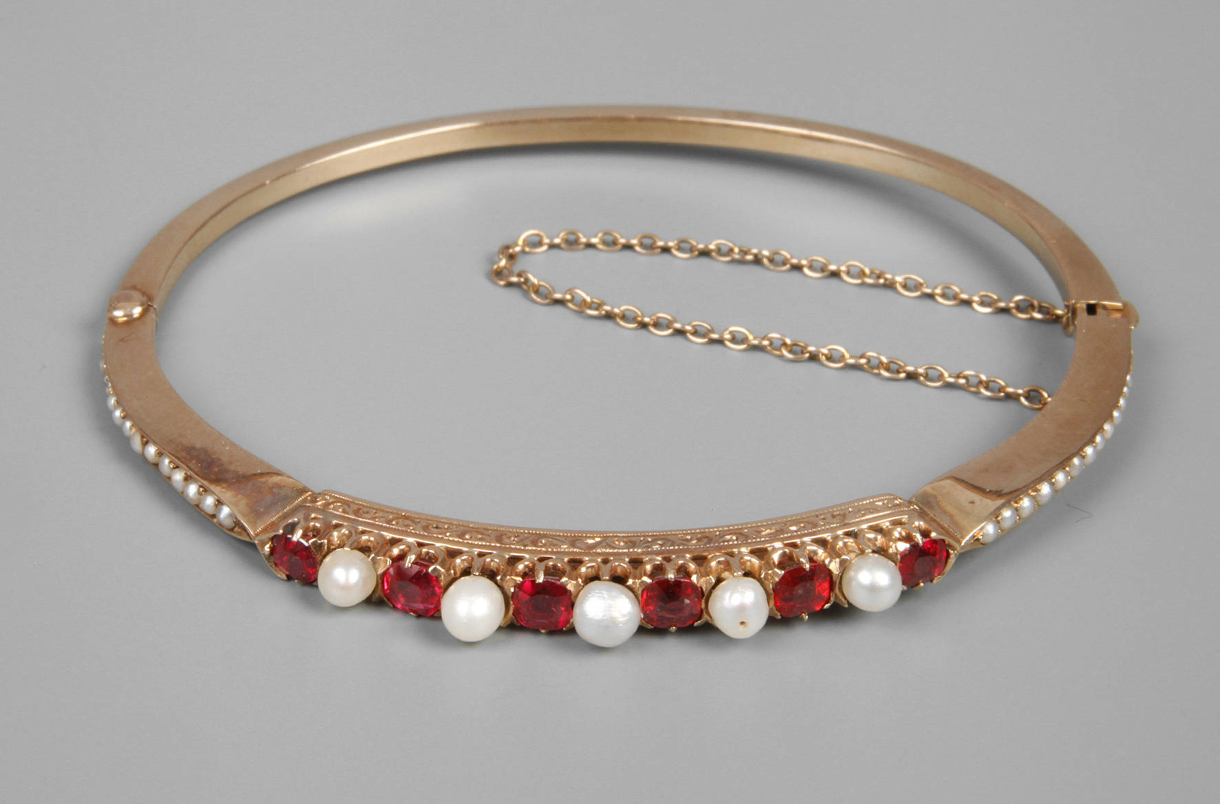 Feiner Armreif mit Rubinen und Perlen