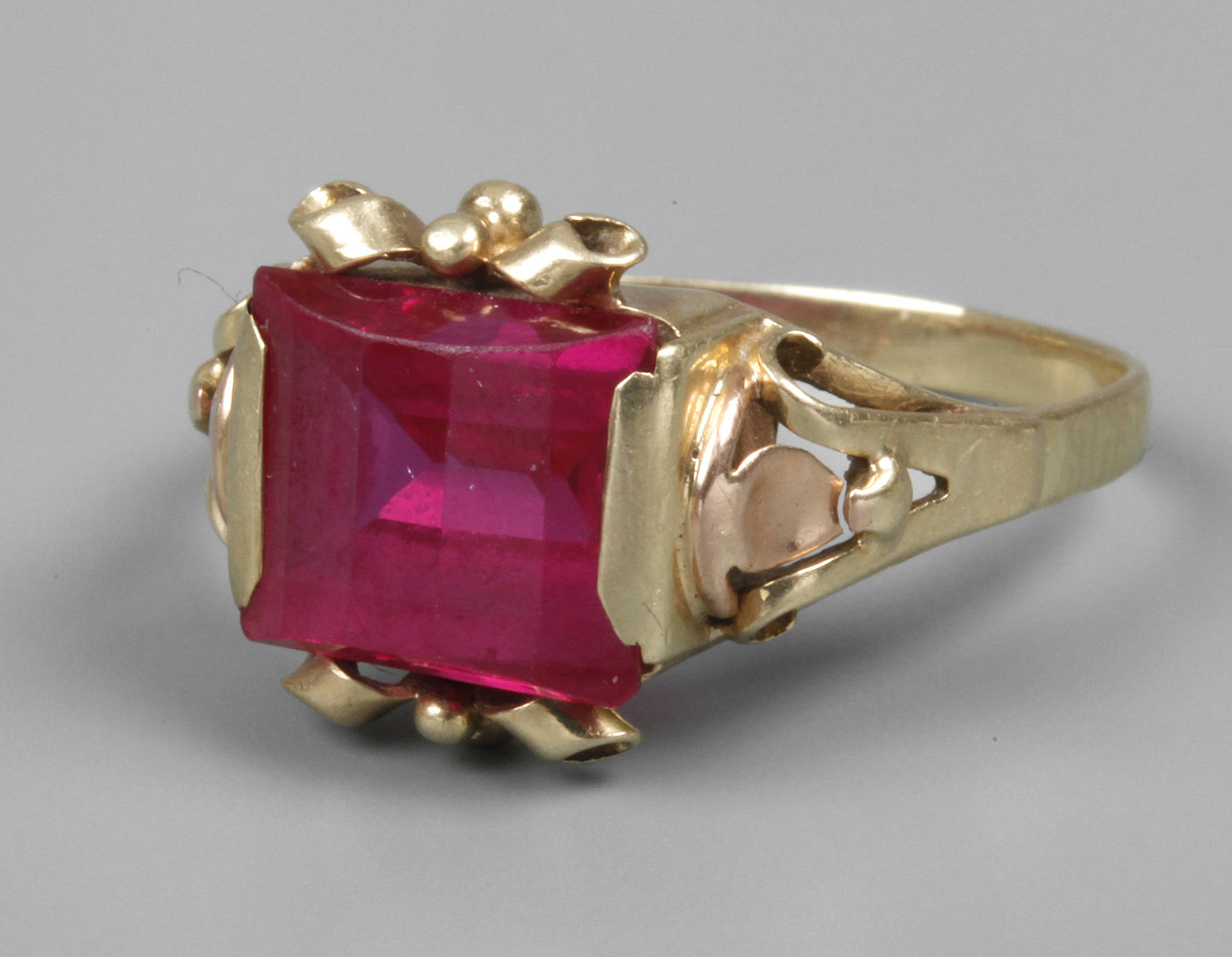 Damenring mit Schmuckstein