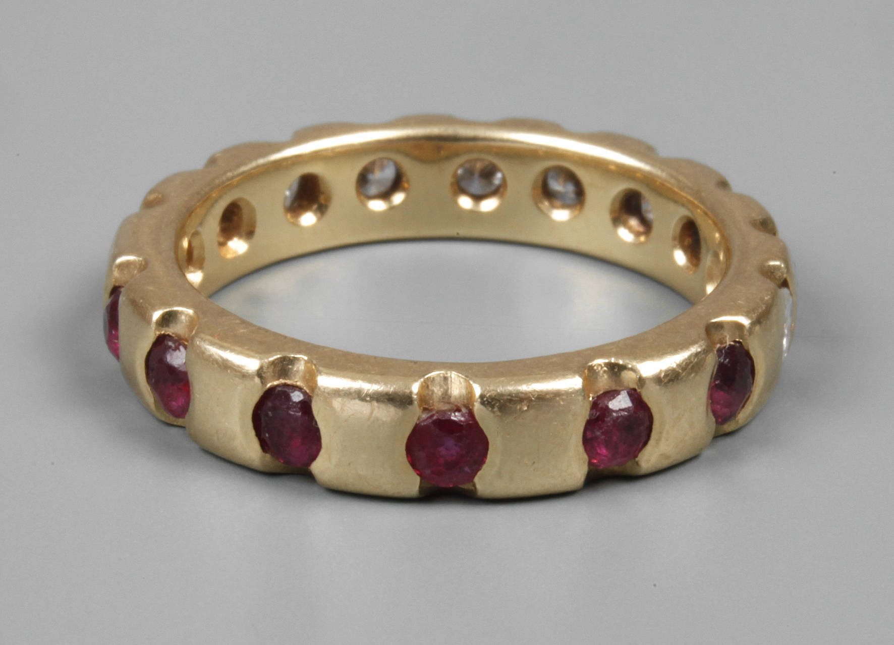 Memoryring mit Brillanten und Rubinen