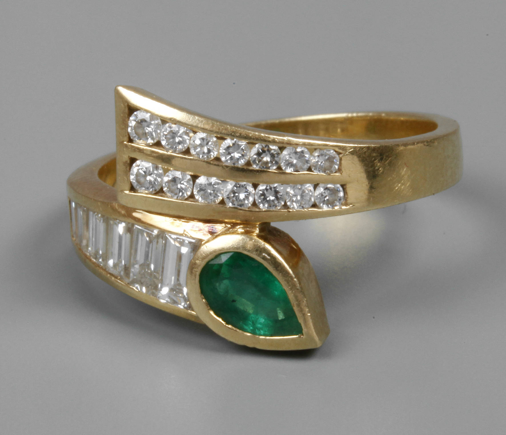 Damenring mit Smaragd und Diamanten