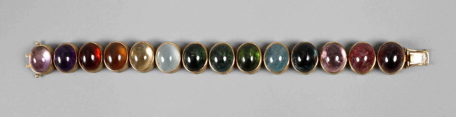 Armband mit Schmucksteinen