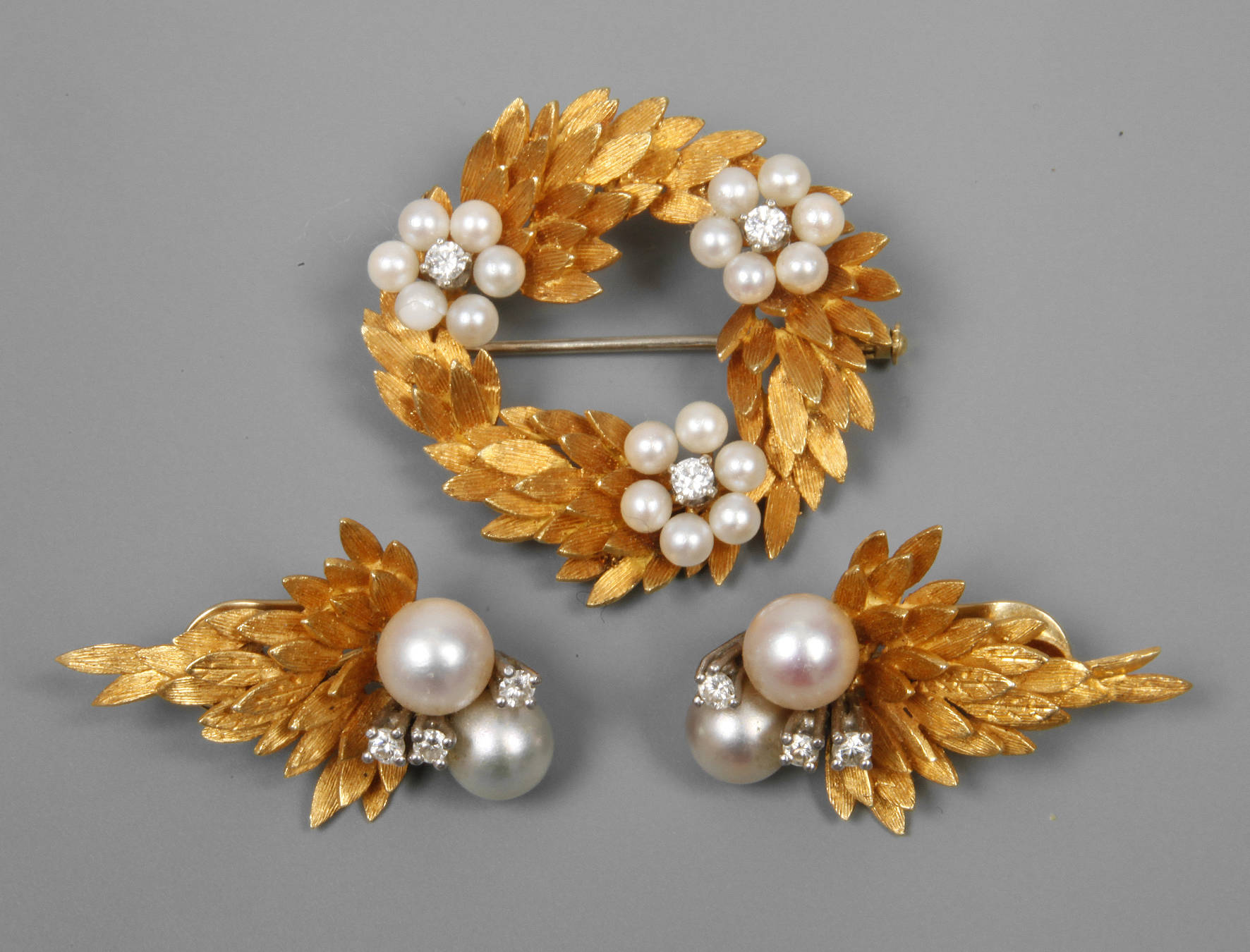 Parure mit Perlen und Brillanten