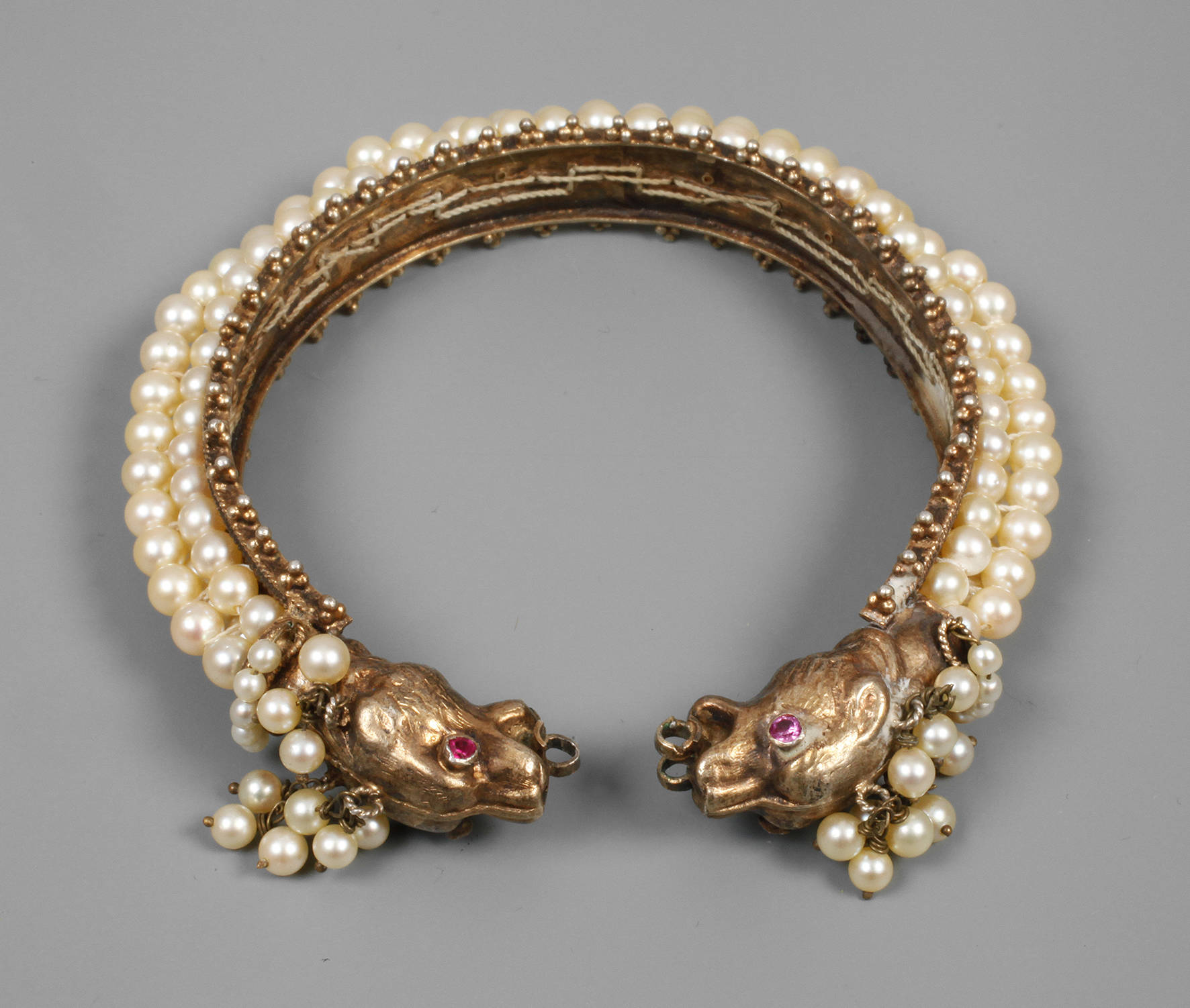 Armreif mit Perlenbesatz