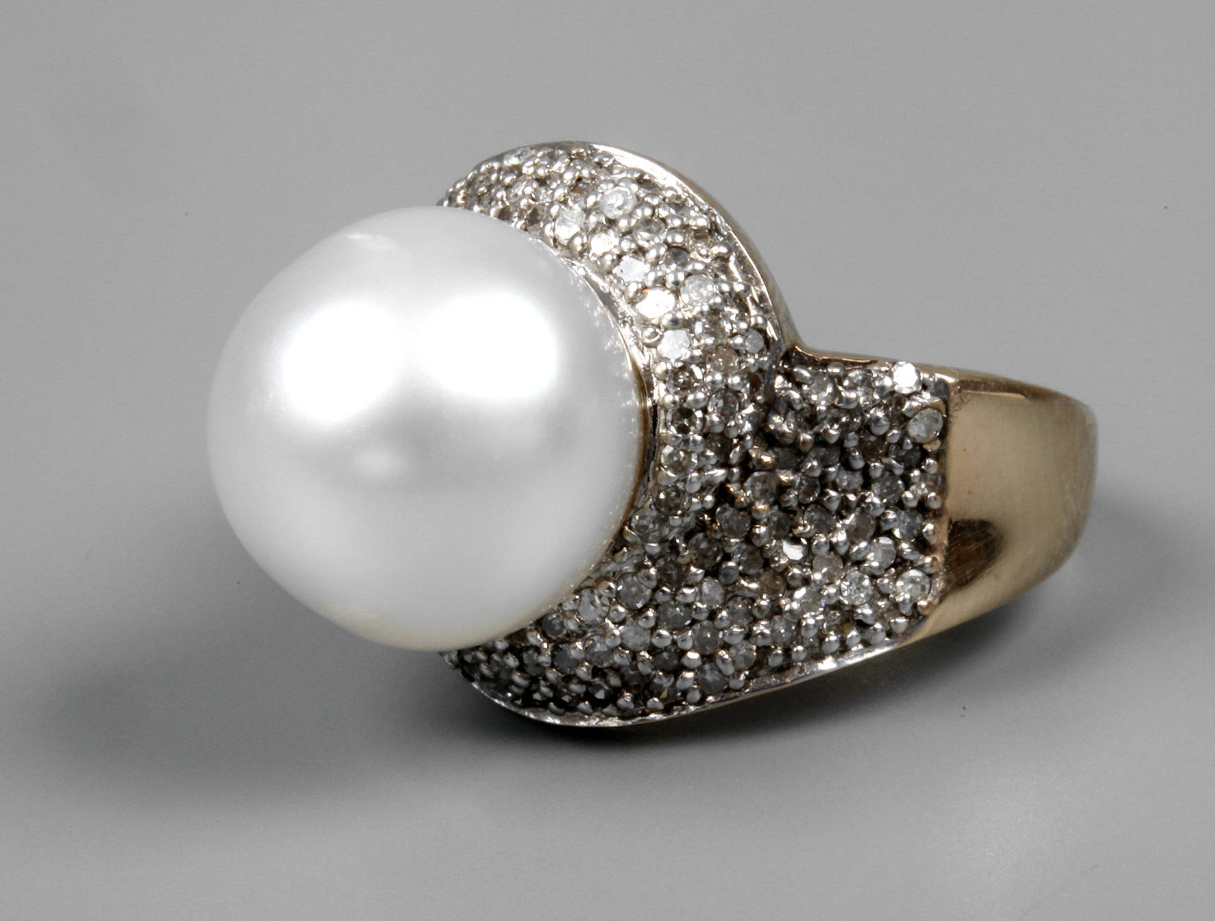 Perlring mit Diamanten