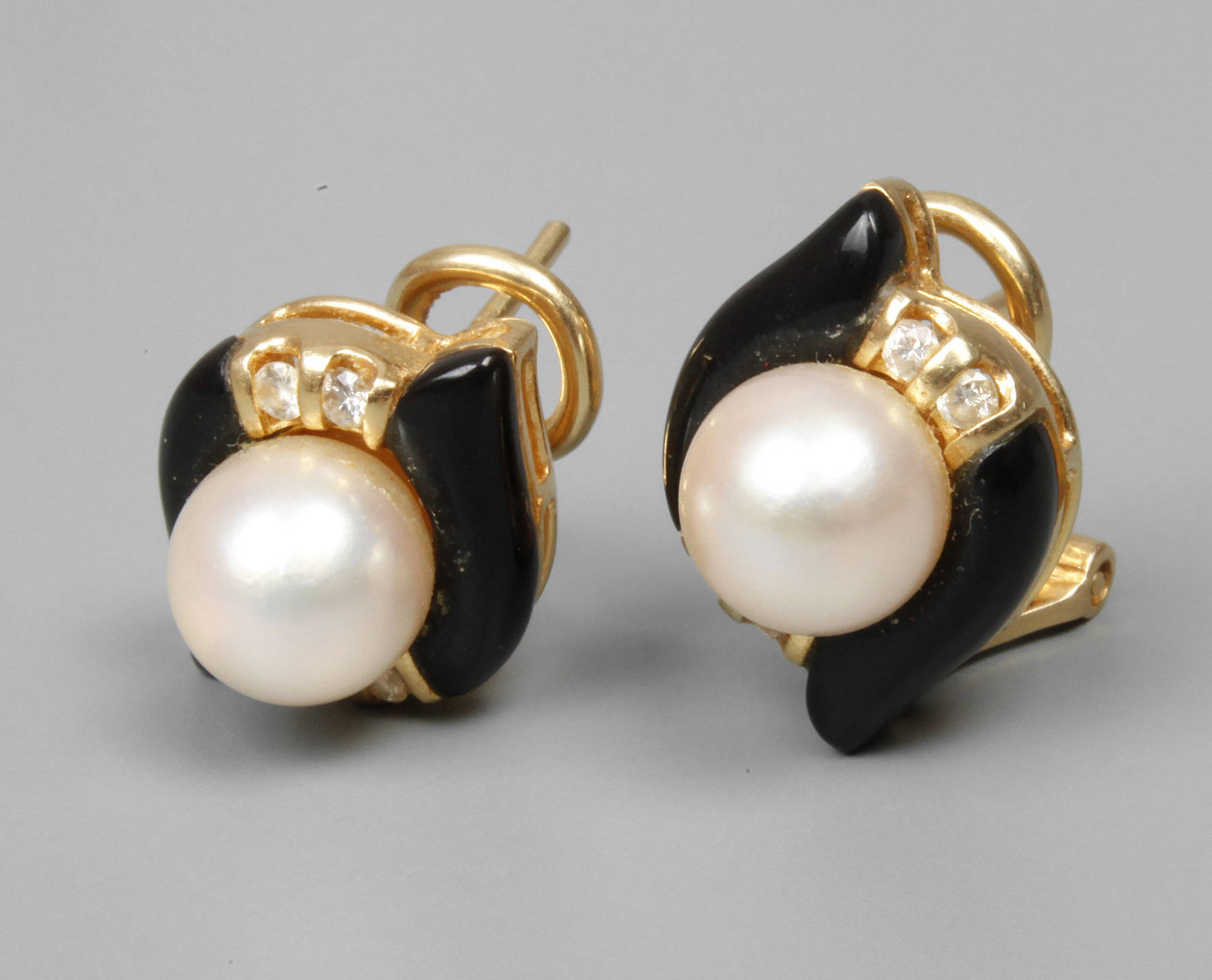 Paar Ohrstecker mit Perlen