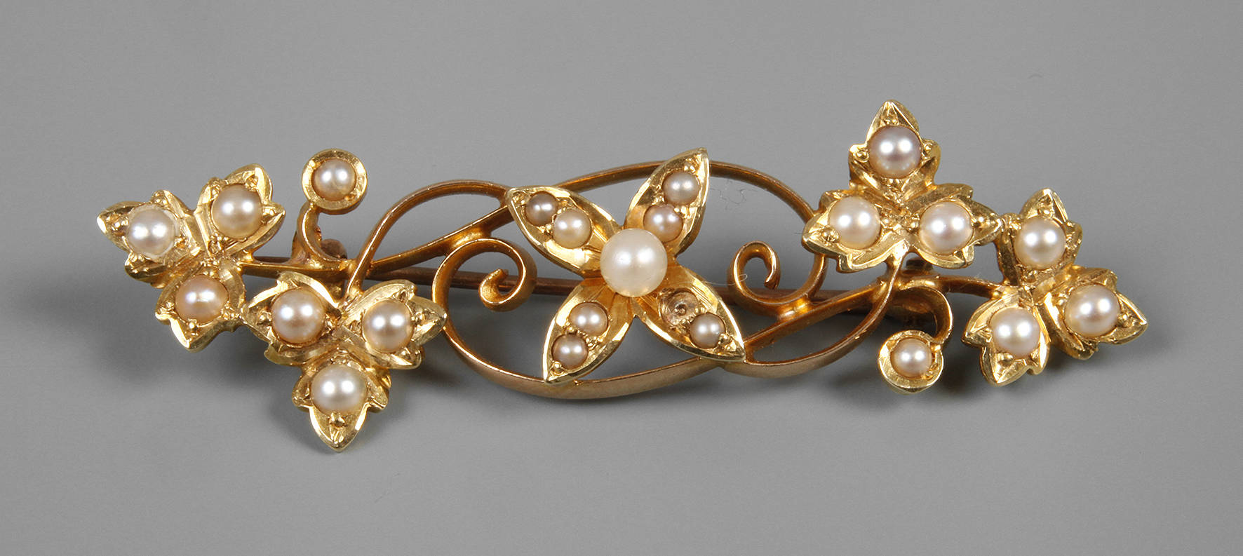 Blütenbrosche mit Perlen