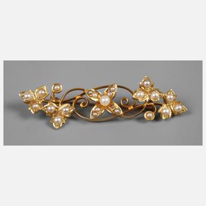 Blütenbrosche mit Perlen