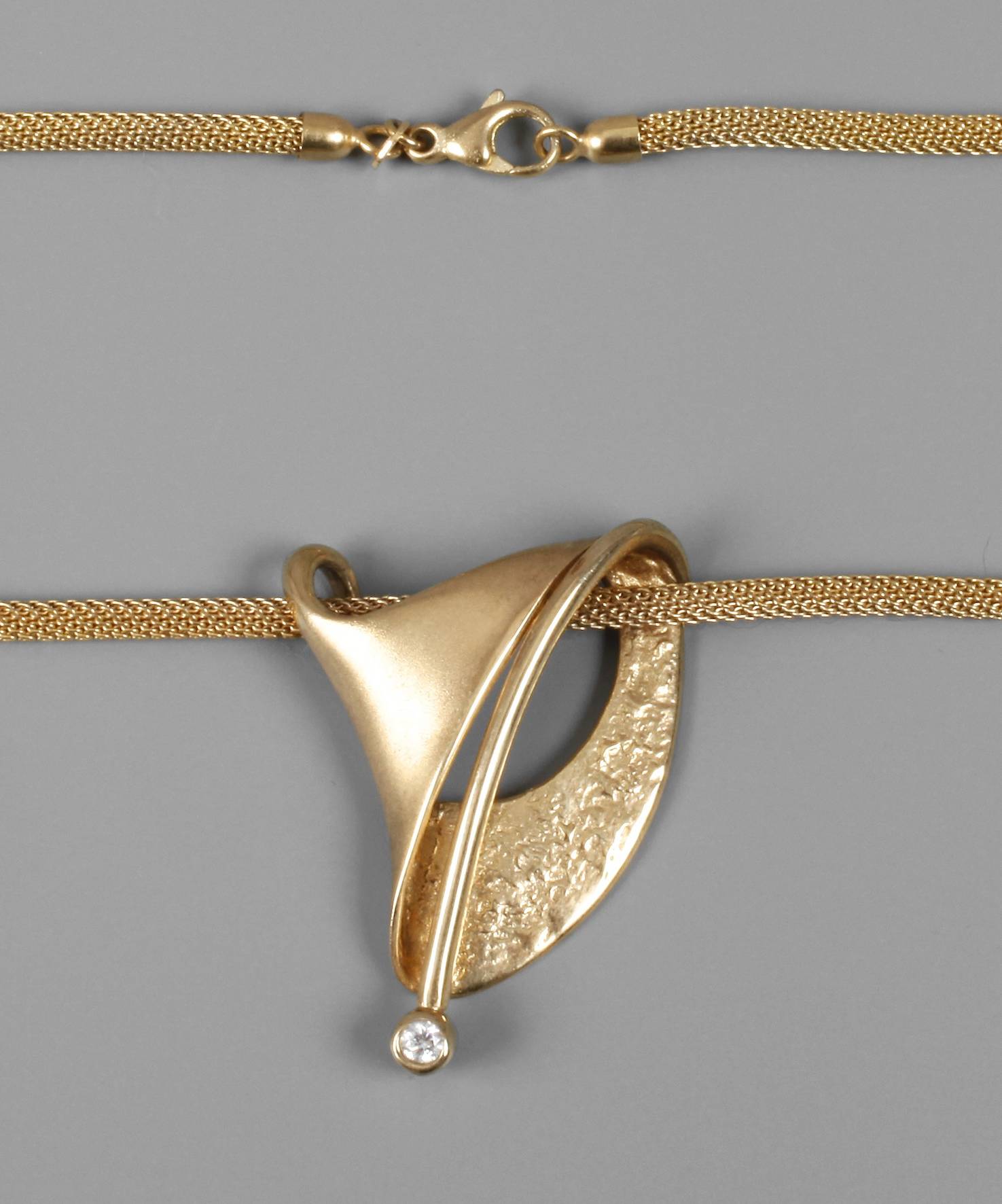 Moderner Anhänger an Schlauchkette