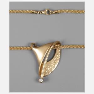 Moderner Anhänger an Schlauchkette