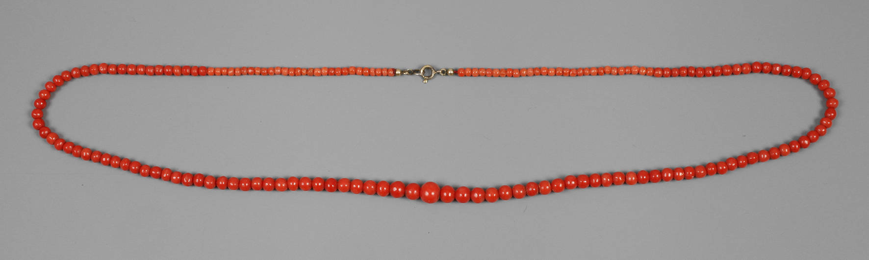 Langes Korallencollier