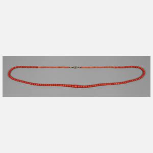 Langes Korallencollier