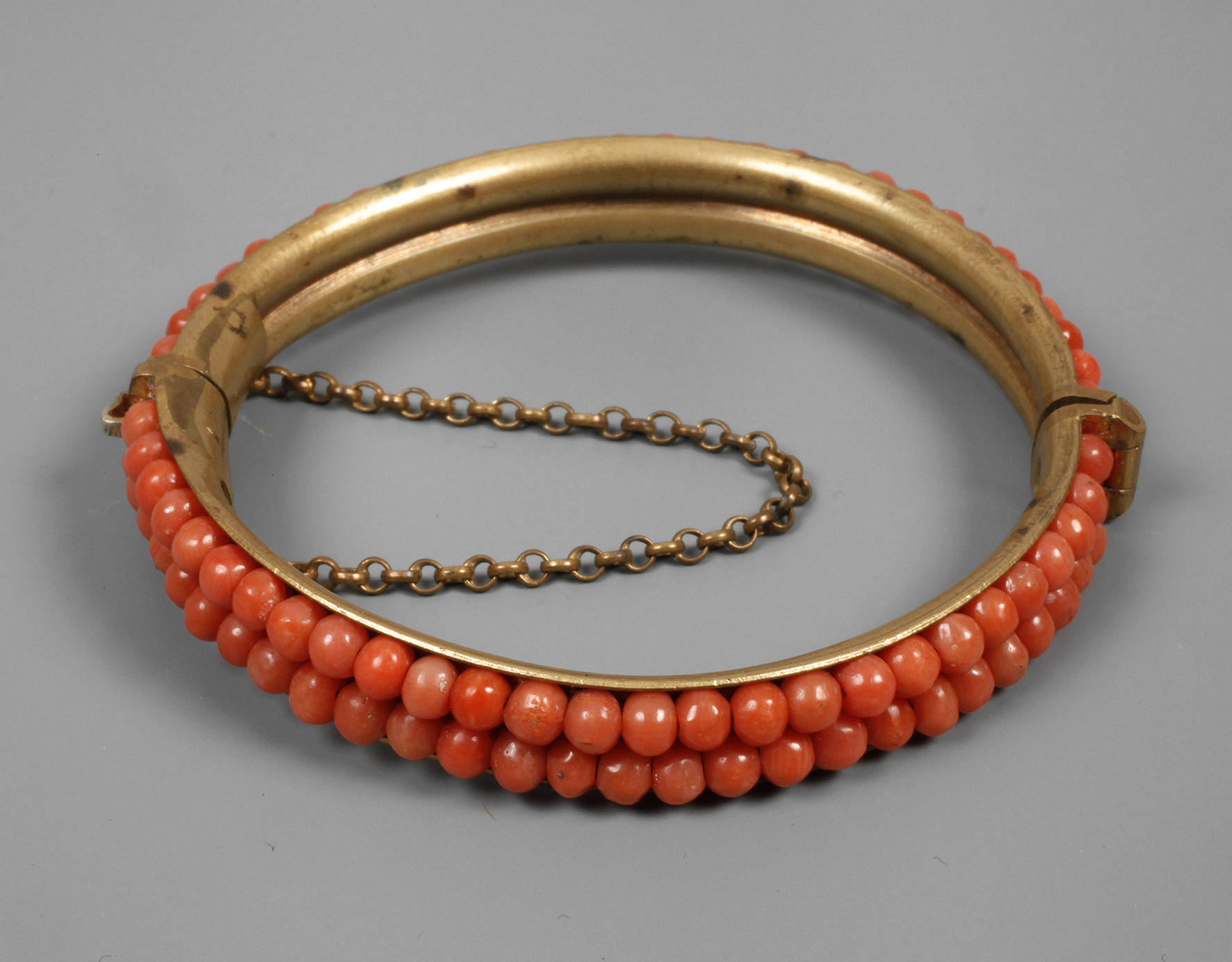 Armreif mit Korallen